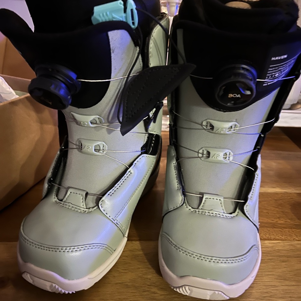 Brand New Women size 6 Snowboard Boots